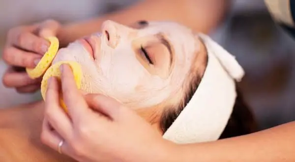 woman getting a facial to help with her acne